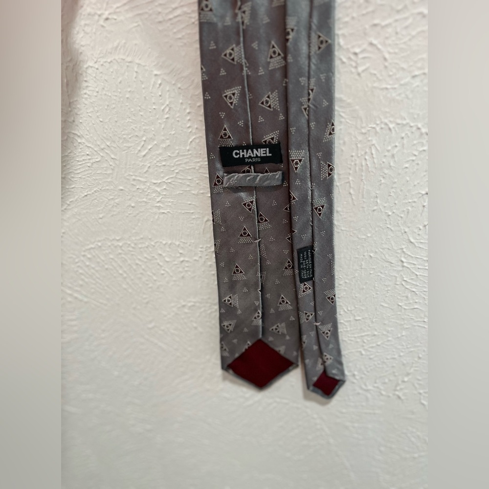Chanel Silk Shiny Gray Triangle Patterned Men's Tie Beautiful! - Picture 3 of 8
